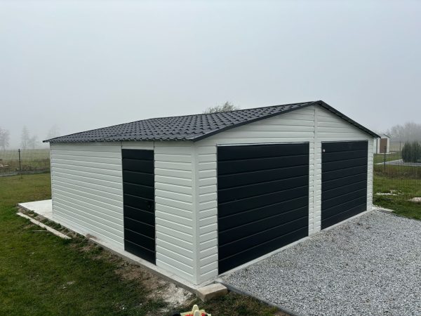 Garaż 8m x 6m, bramy uchylne, filc antyskropleniowy, blachodachówka